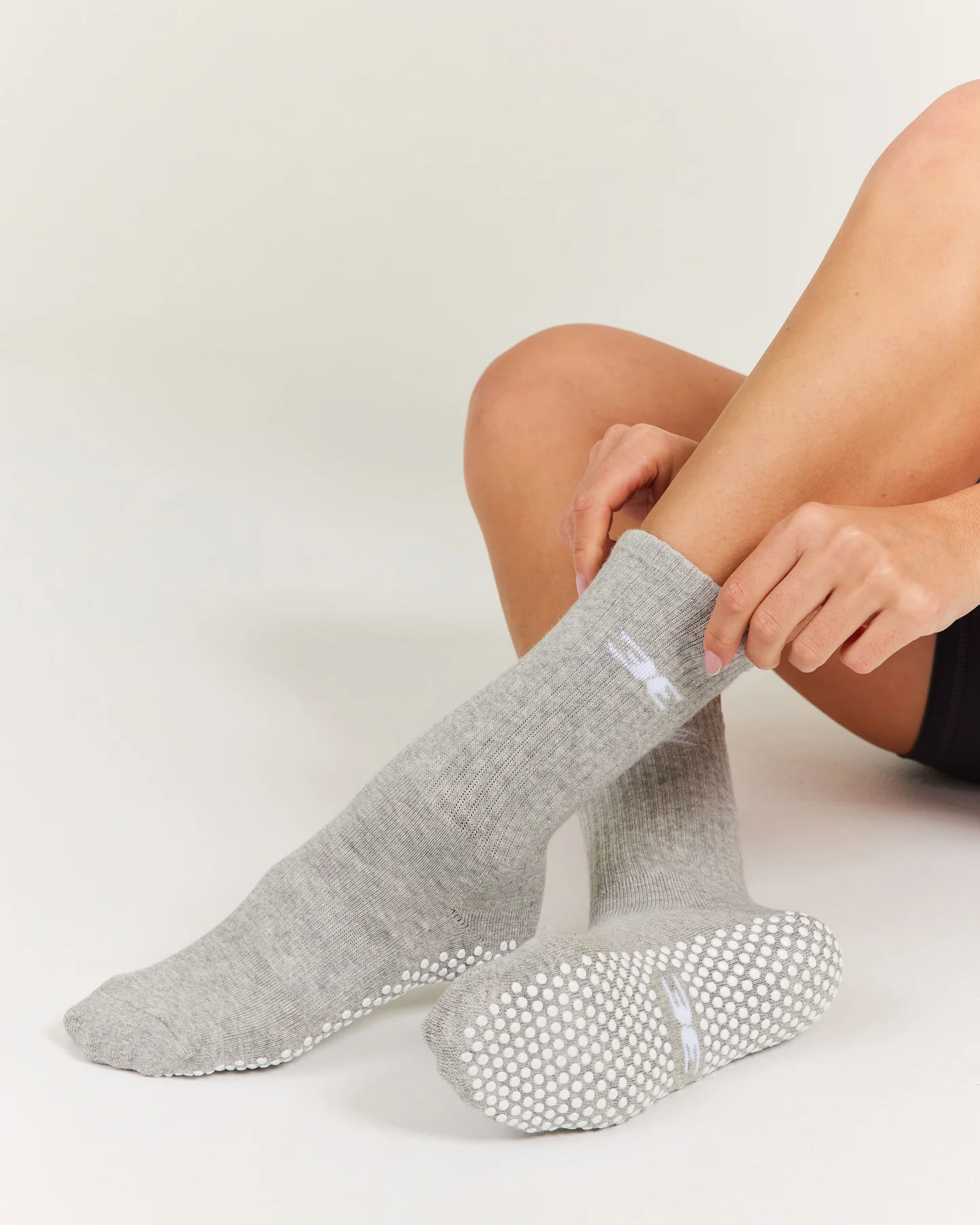 EE Crew Pilates Grip Socks - Grey/White - Image 3