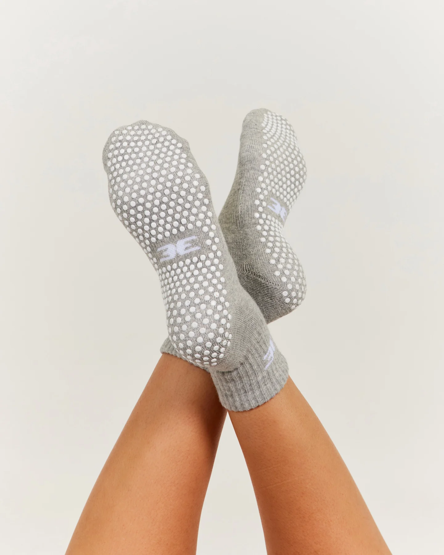 EE Mid Crew Pilates Grip Socks - Grey/White - Image 4