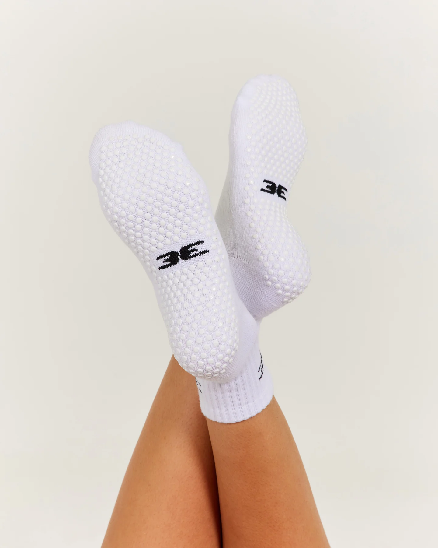 EE Mid Crew Pilates Grip Socks - White/White - Image 4
